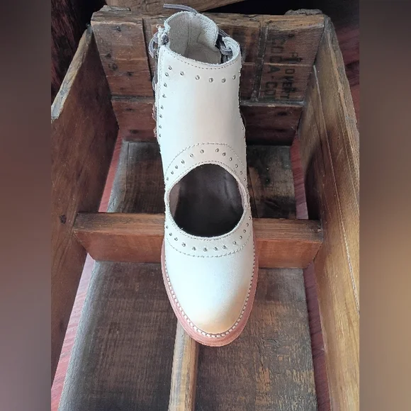 BNIB RARE Freebird Desert White with Black straps women's size 10 - Picture 13 of 16